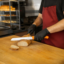 Cargar imagen en el visor de la galería, CUCHILLO PAN DENTADO 21 CM NARANJA
