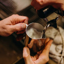 Cargar imagen en el visor de la galería, LECHERA DE ACERO INOX 12 OZ
