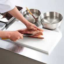Cargar imagen en el visor de la galería, TABLA PARA PICAR 45x30x1.8 CM BLANCA
