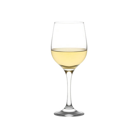 Copa servida con vino blanco sobre fondo blanco