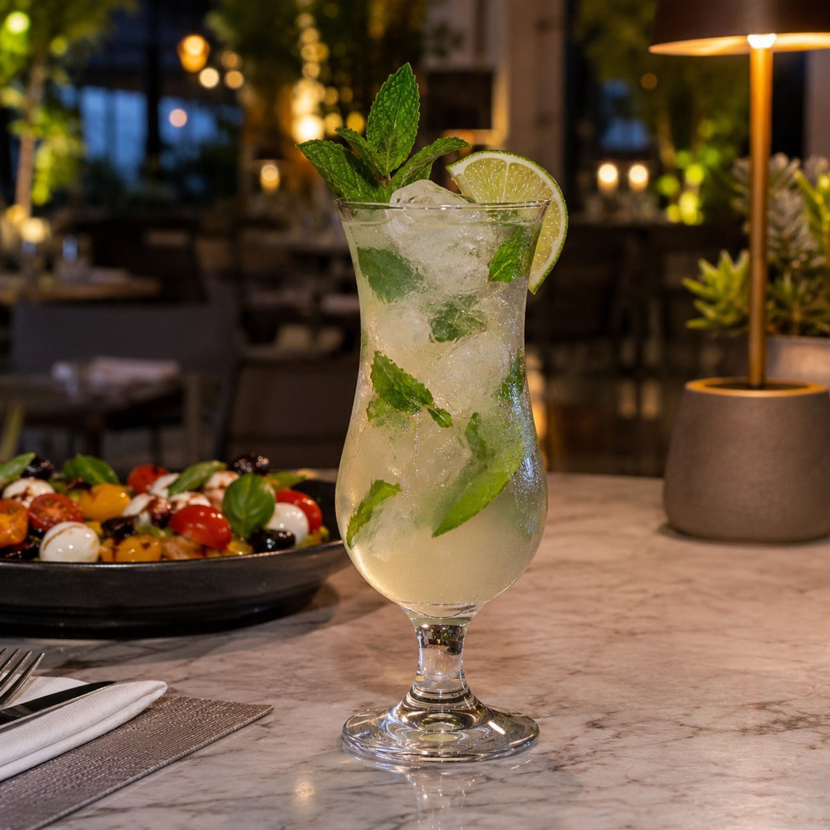 Copa huracán 15 1/2 oz con mojito de menta y limón en terraza