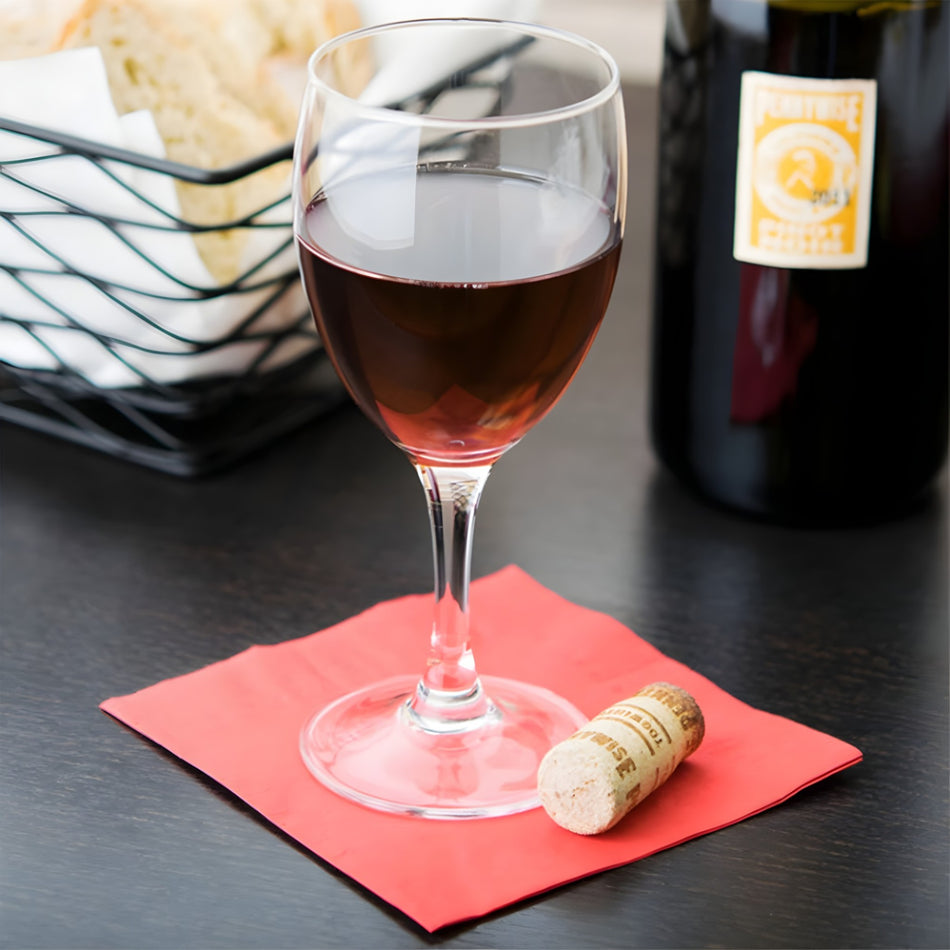 Copa para agua Empire 15 1/2 oz con vino tinto sobre servilleta roja