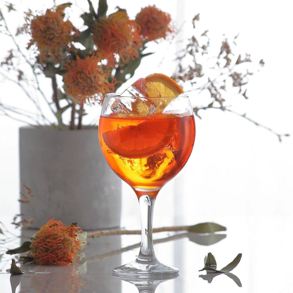 Copa para gin Misket 645 ml con spritz de naranja junto a flores secas