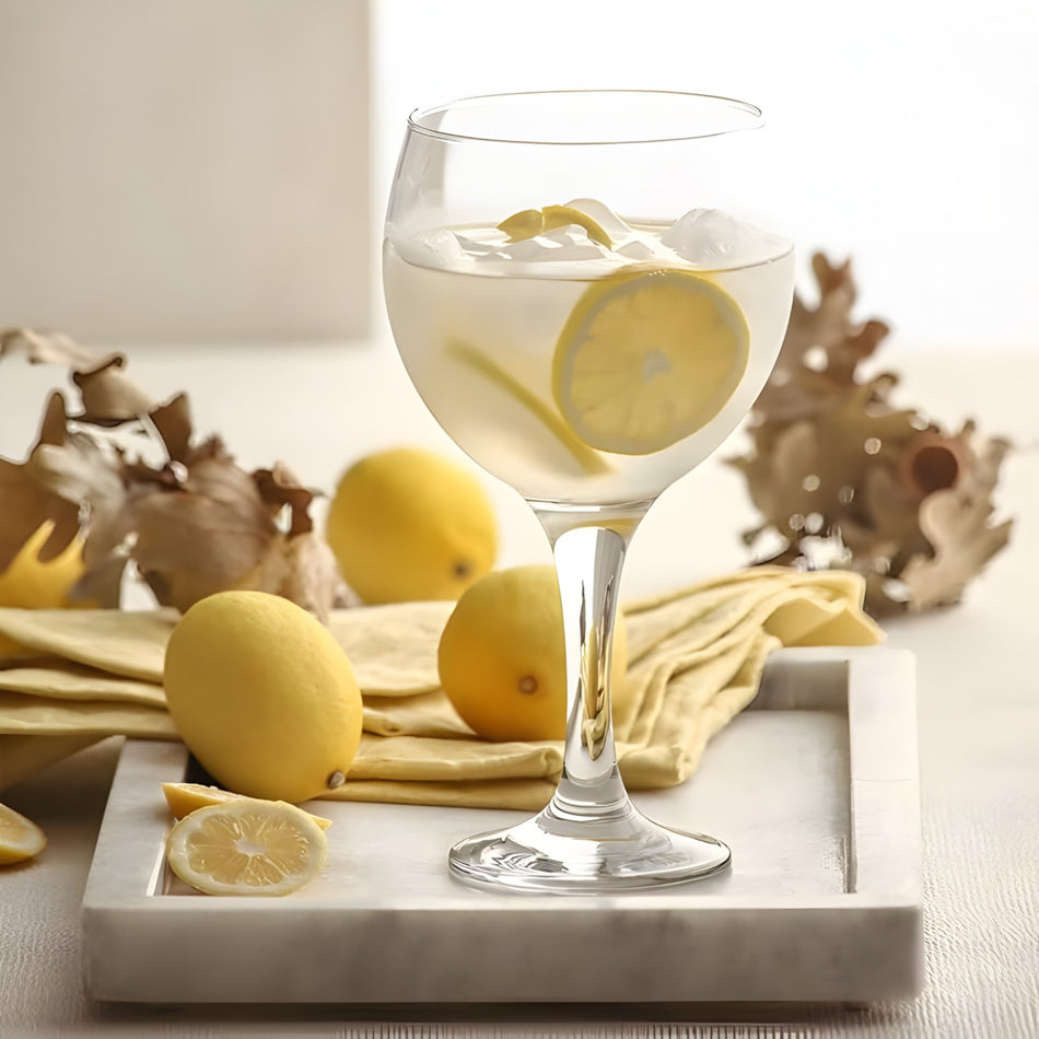 Copa para gin tonic 24 3/4 oz con limón y hielo sobre charola