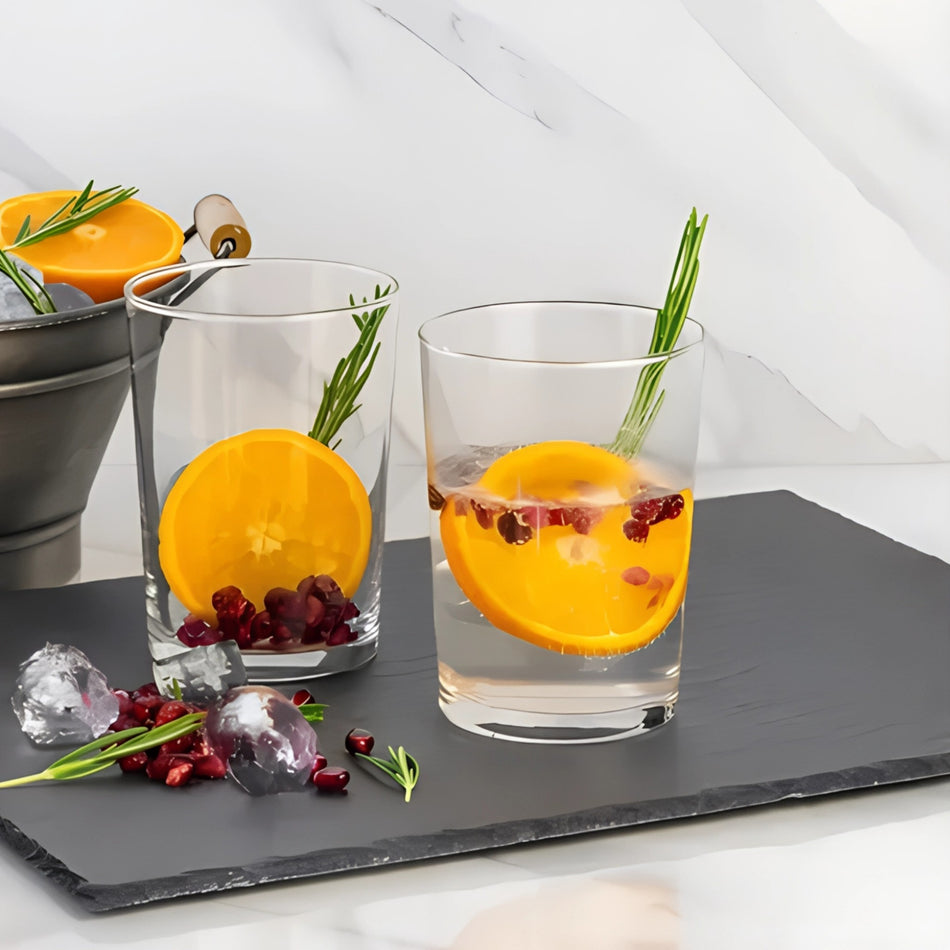 Vasos highball Cádiz templado 510 ml con coctel de naranja sobre pizarra