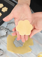 Cargar imagen en el visor de la galería, CORTADOR GALLETAS 5 PZ FLOR METALTEX
